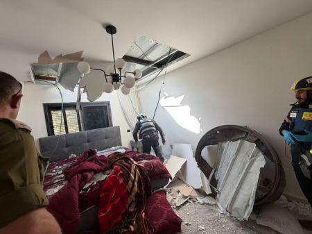 اصابات بسقوط شظايا صاروخية في قرى عربية بالنقب